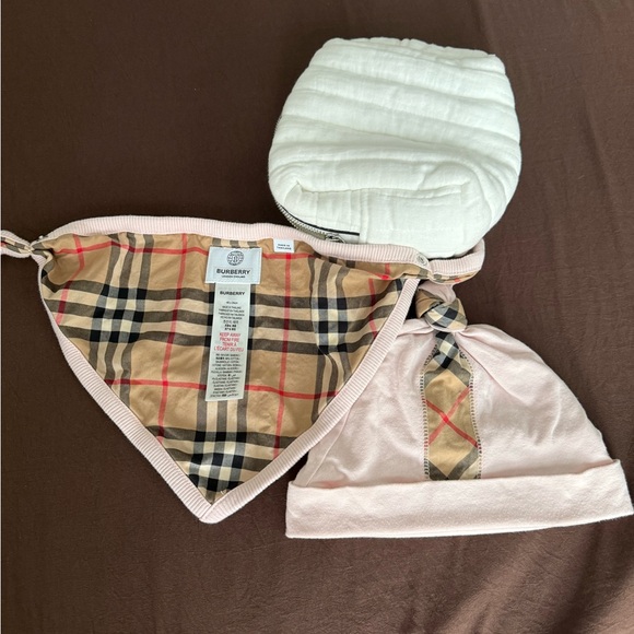 Burberry baby Hat andBib Set